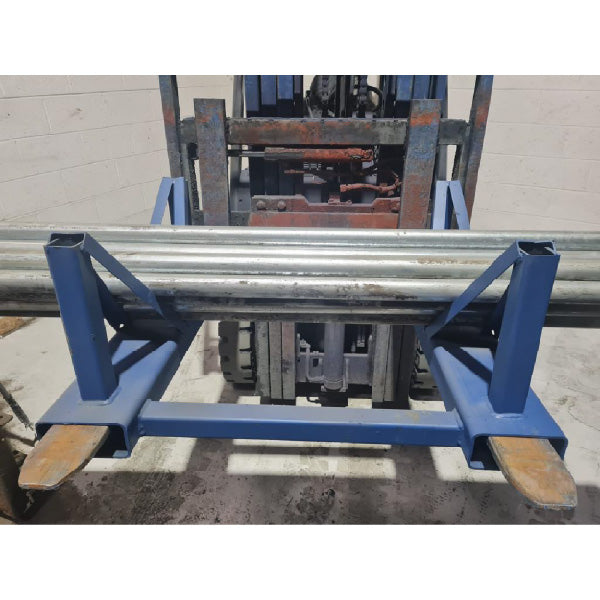 Forklift attachment for lifting pipes and tubing products