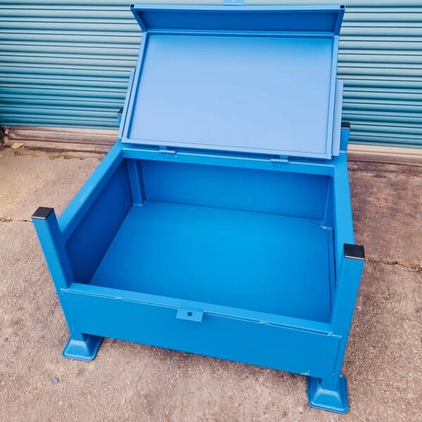 Large lockable site stillage with extended aperture
