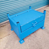 Large lockable stillage box with extended aperture